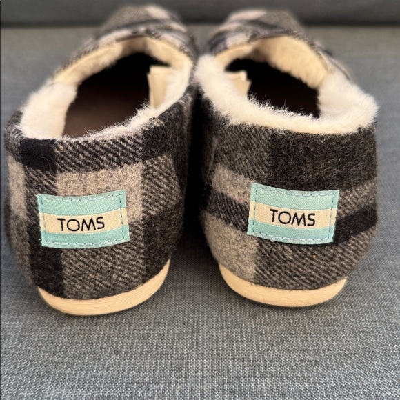 TOMS Women’s Size 6 Black White Plaid Slip-On Shoes Faux Fur Lined - Picture 6 of 9